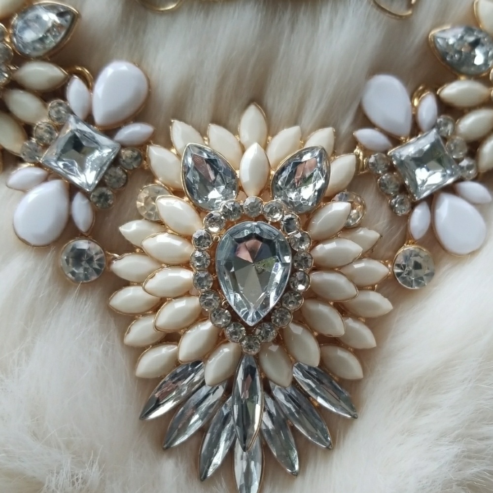 Multi-layered Floral Statement Necklace! NWOT! - Picture 4 of 5